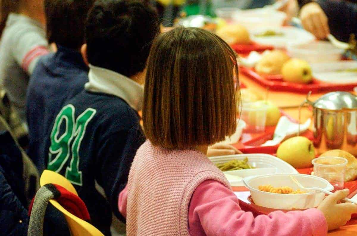 Afragola, scuola Europa Unita: ritrovati insetti nei piatti degli alunni