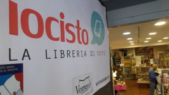 Un libro e un fiore, grazie: a Napoli una libreria all'aperto