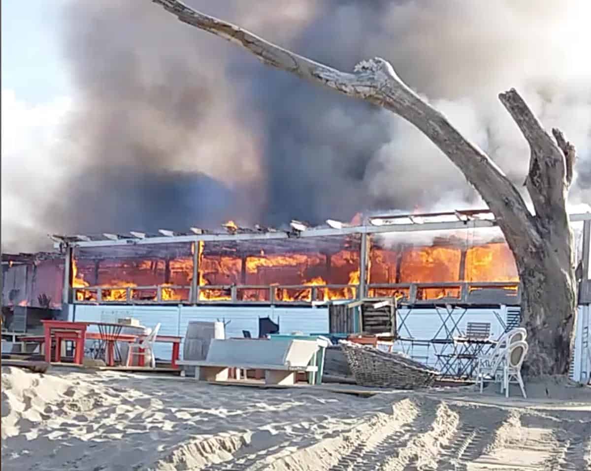 Castel Volturno, a fuoco il Lido Verde