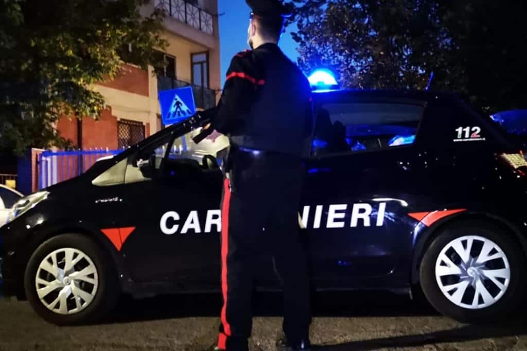 Castel Volturno, rapina su lido balneare: feriti due giovani a colpi di pistola