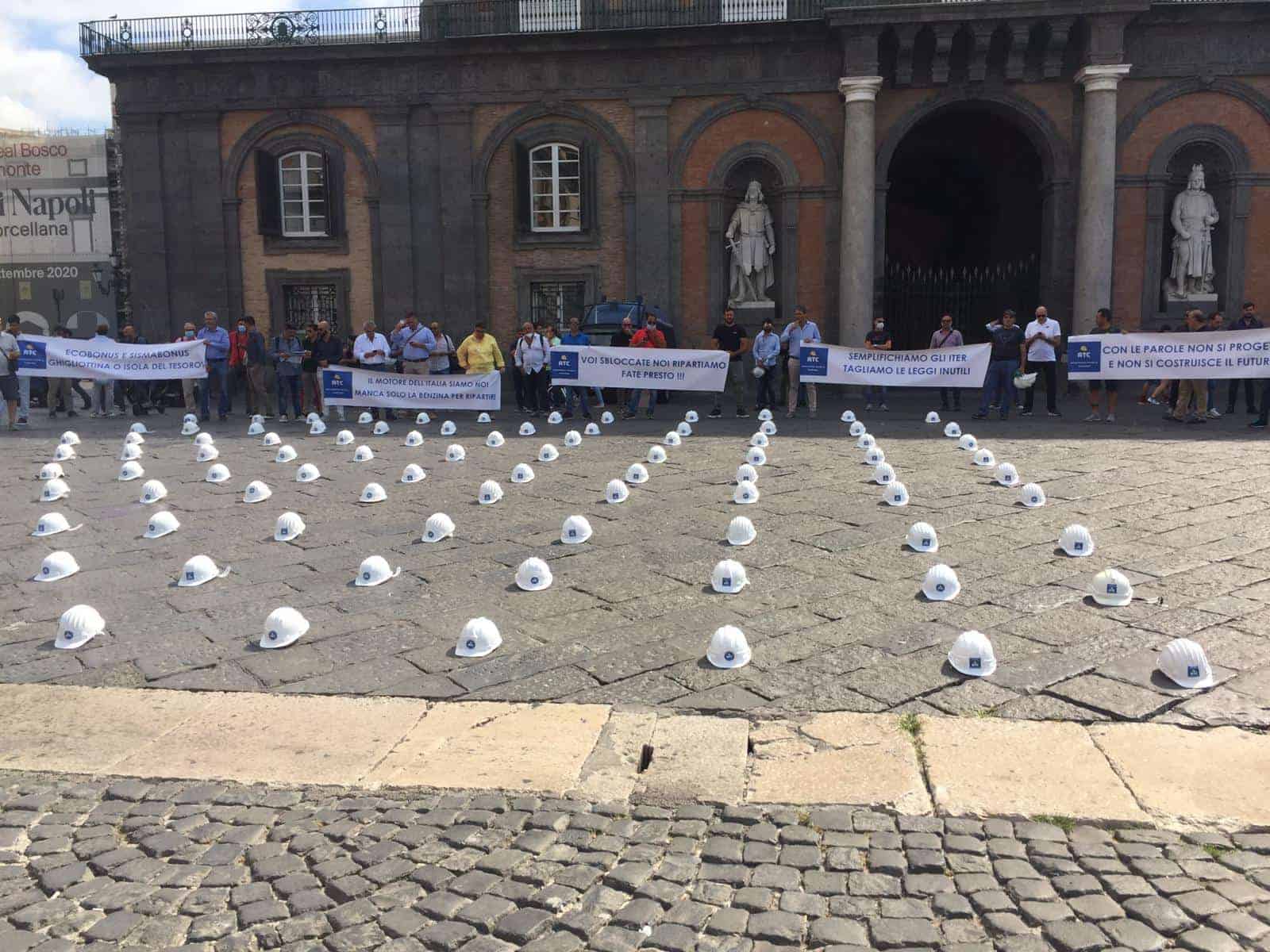 Napoli, Atc e caschi bianchi in piazza: “Bisogna ripartire!”