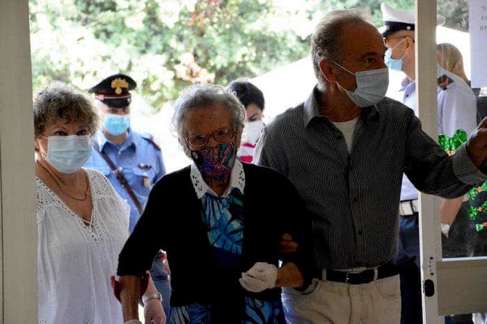A 108 anni si reca al seggio: “Votate, dopo la vita è più bella!”