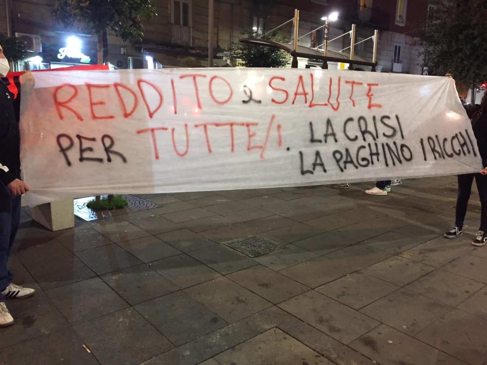 Giugliano, commercianti in piazza: “Reddito per tutti!”