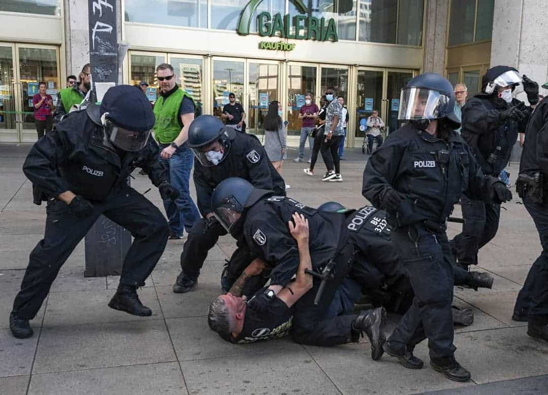 Istituzioni vs cittadini: è crisi sociale