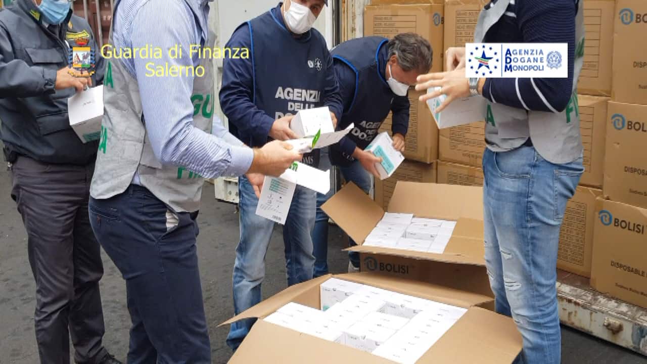 Sequestrato oltre mezzo milione di mascherine al porto di Salerno