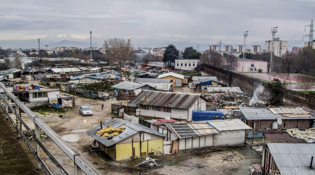 Vite sospese tra baracche e rifiuti: storie dai campi Rom dell'area metropolitana di Napoli