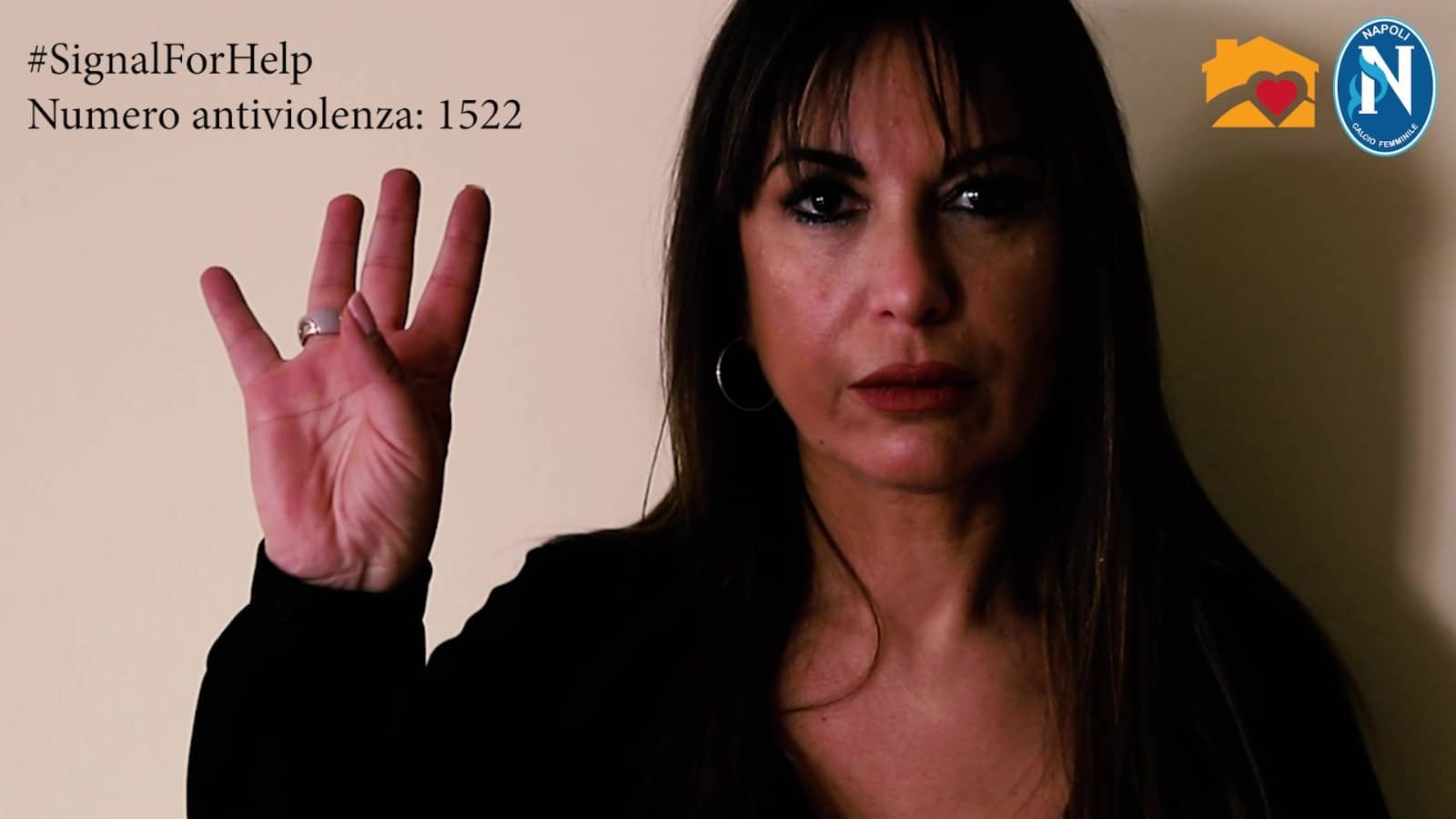 #SignalForHelp, il gesto per chiedere aiuto contro la violenza domestica