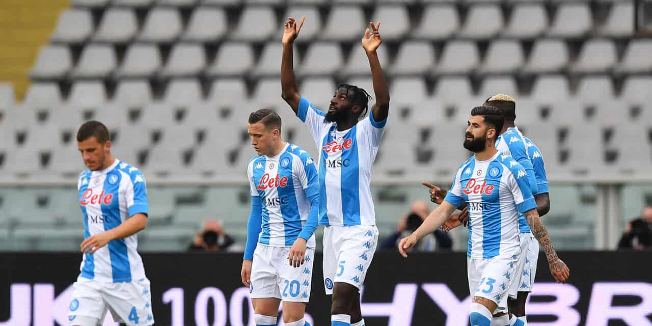 Il Napoli domina il Torino, si infiamma la sfida Champions