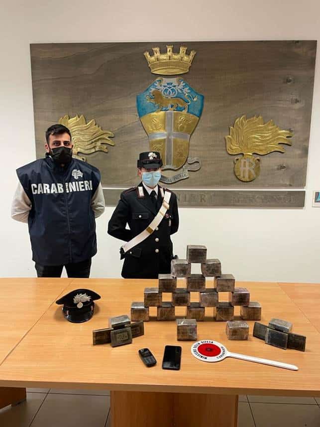 Casoria, Carabinieri sequestrano 100 panette di hashish