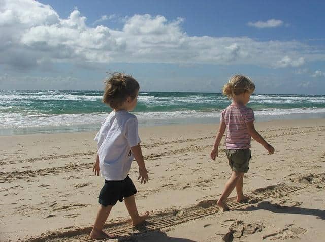 Camminare scalzi sulla sabbia: i benefici del beach walking
