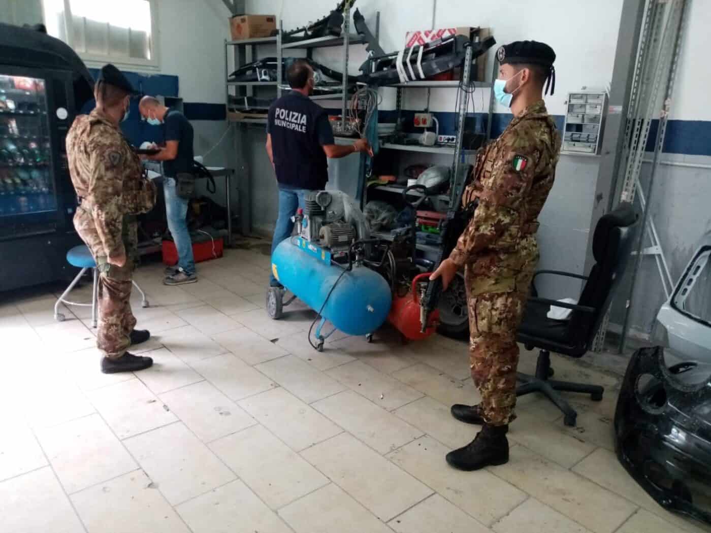 Napoli, interforze contro smaltimento illecito e roghi: 200 mq di area sequestrata