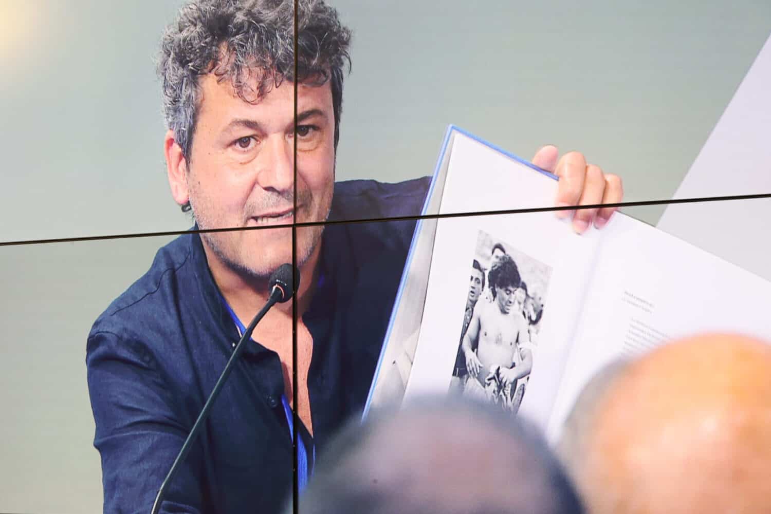 Il lato umano di Maradona tra gli scatti di Sergio Siano