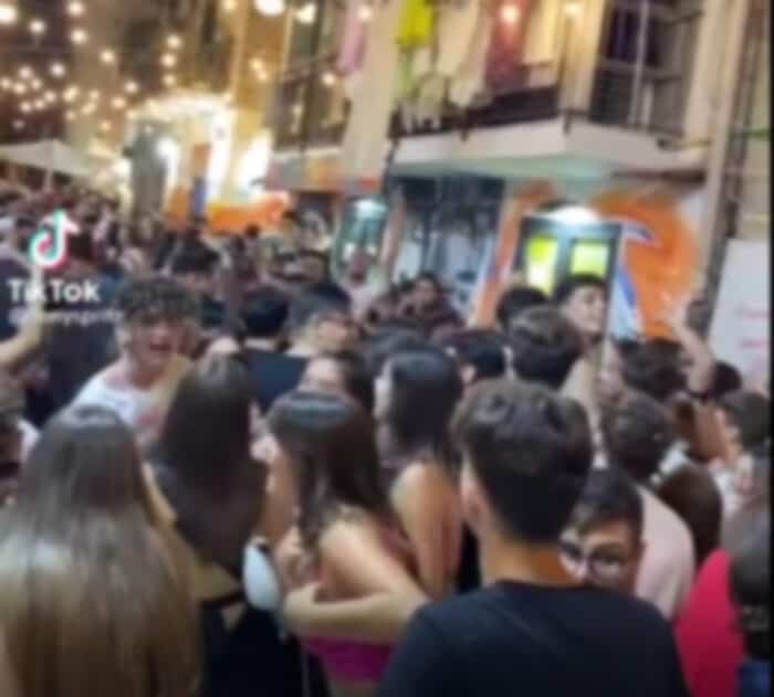 Quartieri Spagnoli: fine settimana di follia tra mega assembramenti e violazioni delle norme anti-covid