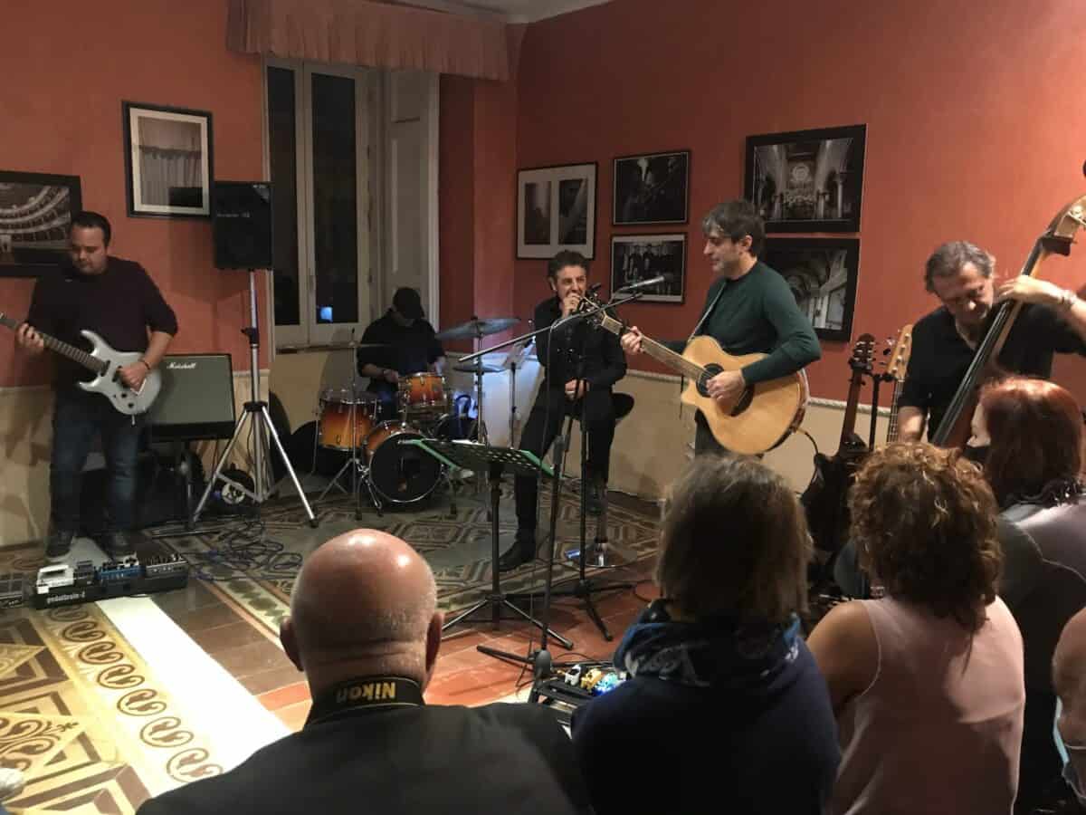 Caserta, a San Leucio VITRONE torna live con "Canzoni nell'Appartamento"
