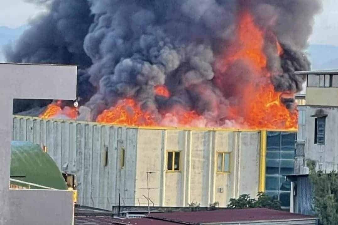 Arzano, incendio in una fabbrica: l'appello del sindaco Aruta