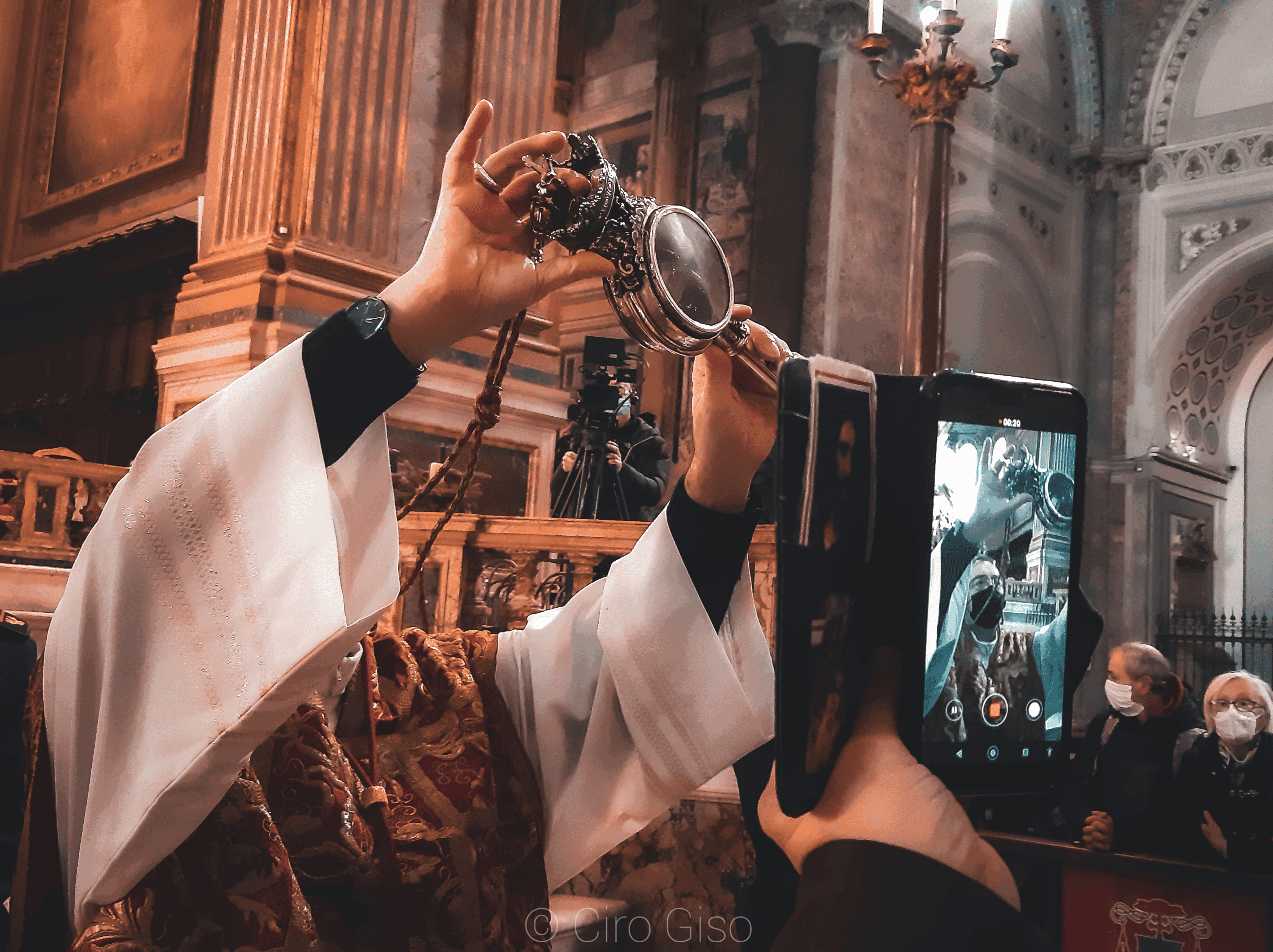 San Gennaro fa il miracolo in extremis: il sangue si è sciolto