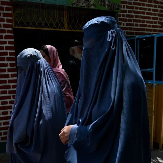 Afghanistan: i Talebani vietano le immagini femminili nelle pubblicità