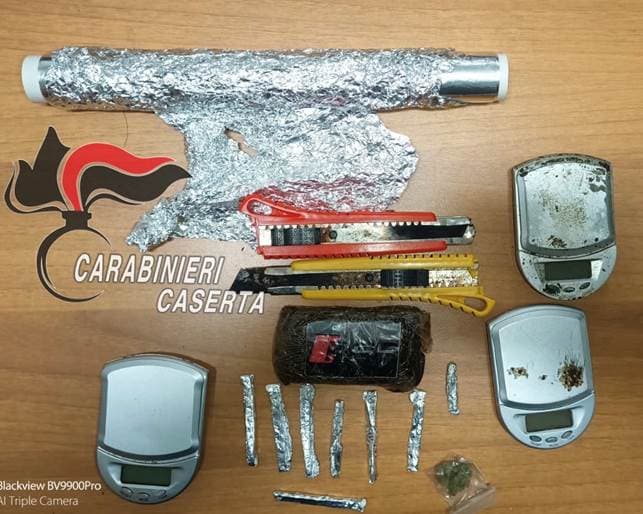 Villa Literno, sorpreso in casa con hashish e marijuana: arrestato