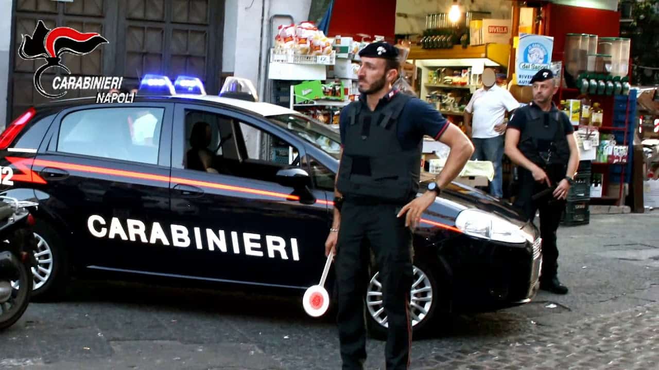 "Il clan non si abbandona"... e gli danno fuoco