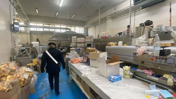 Sequestro di tre quintali di dolciumi a Casandrino: Epifania bloccata