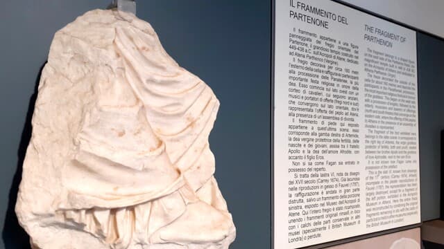Il “frammento di Palermo” torna a casa: la Sicilia restituisce un marmo del Partenone ad Atene