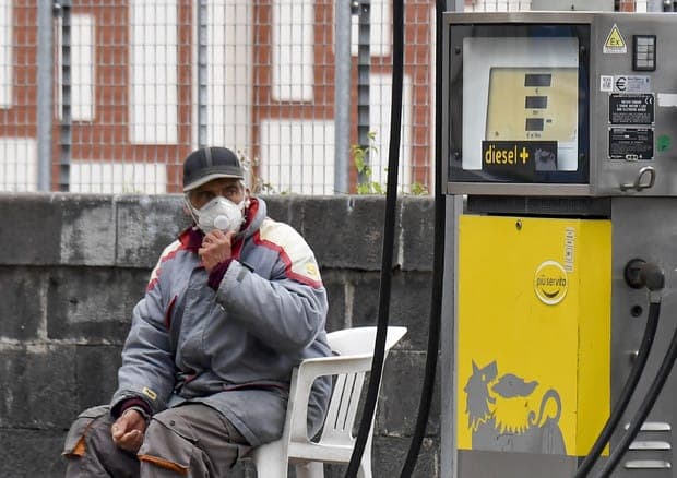 Caro benzina, un italiano su due utilizza meno l'auto