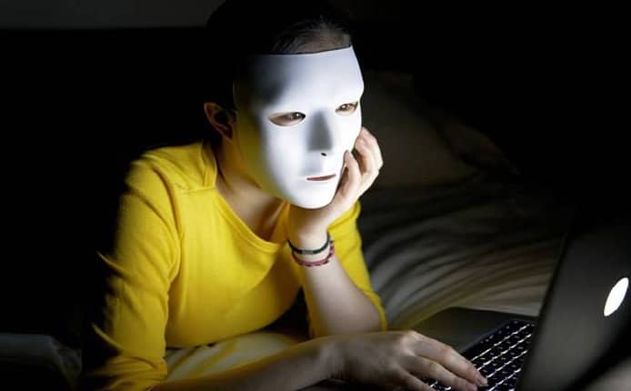 La creazione di un profilo fake sui social può costituire reato: i chiarimenti