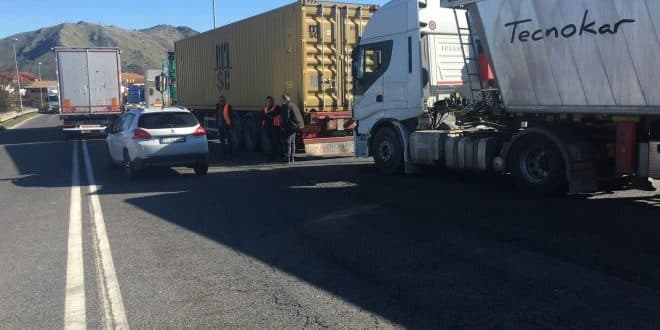 Caro carburante, protesta dei tir: blocco nel casertano sull'A1