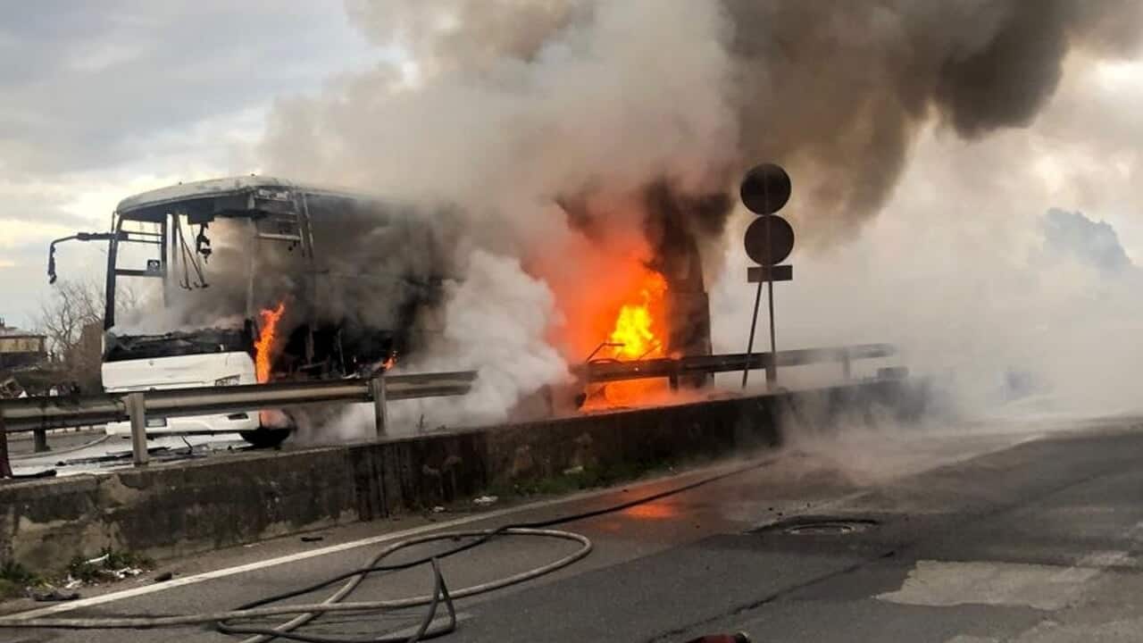 Giugliano: bus turistico in fiamme sull’Asse Mediano