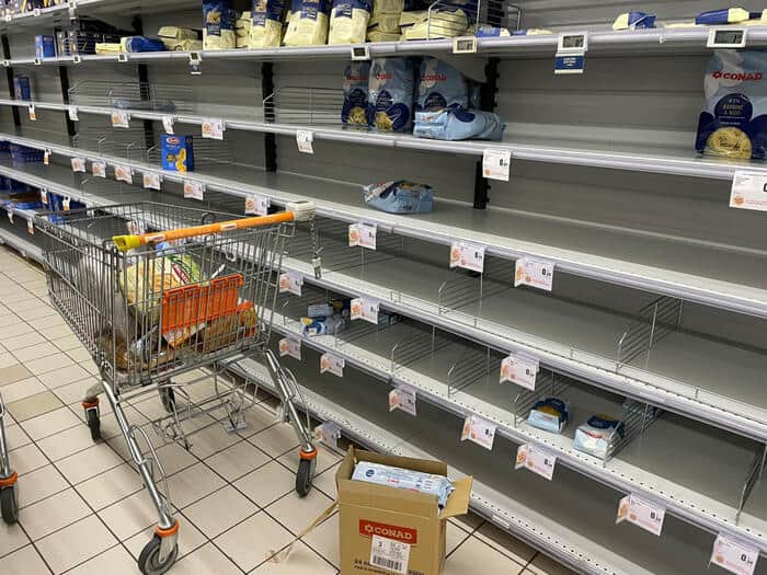 Corsa ai supermercati: gli scaffali completamente svuotati