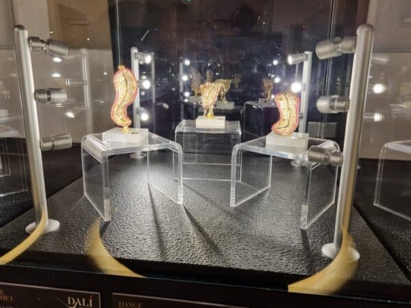 Scultura, gioielli e moda: i tesori del maestro Dalì in mostra a Vico Equense