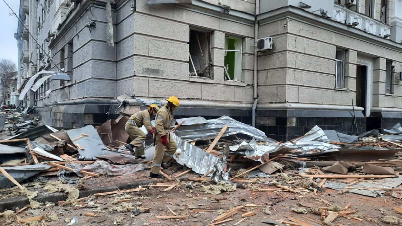Ucraina, continuano i bombardamenti: Kharkiv e Kherson cadute in mano russa