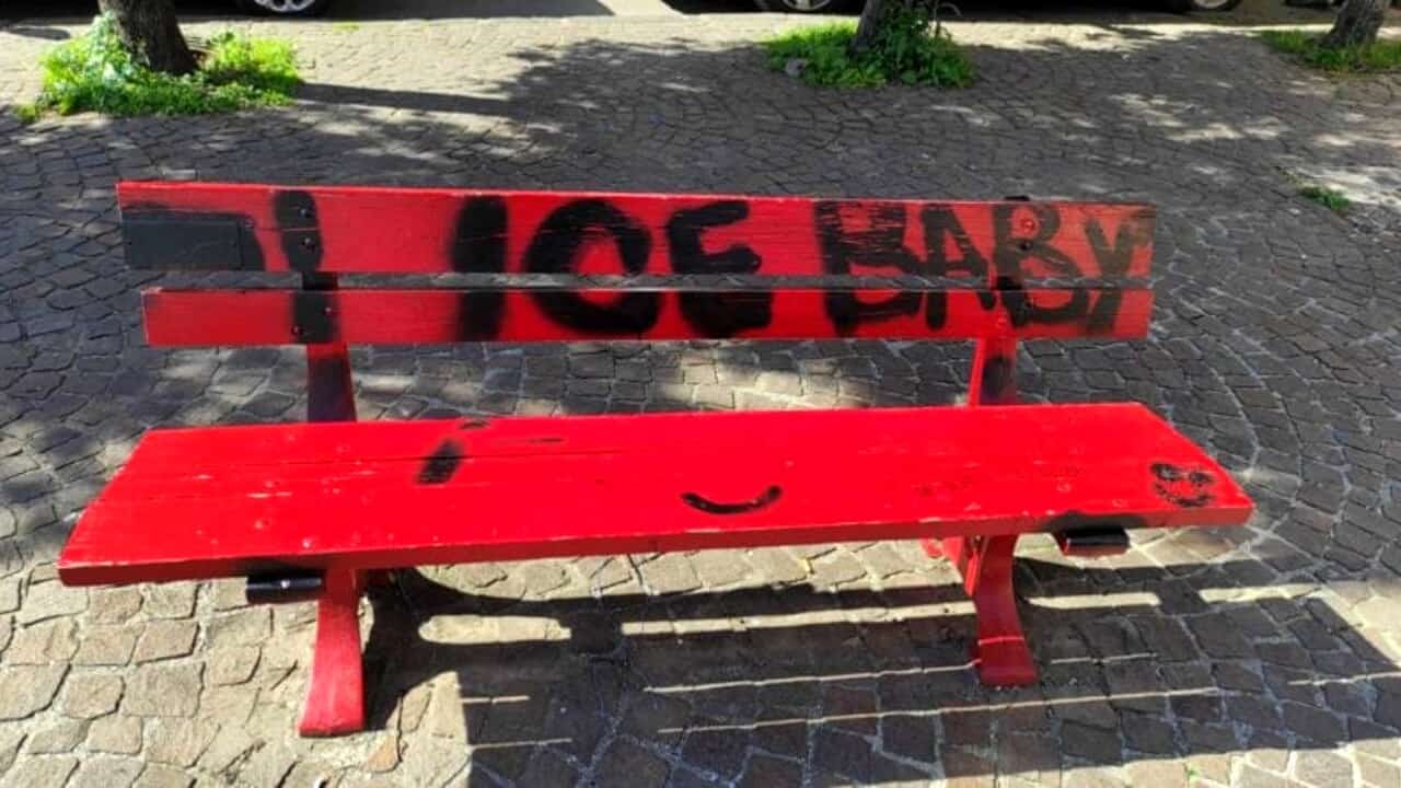 Sant'Arpino: vandalizzata la panchina rossa, il simbolo del femminicidio