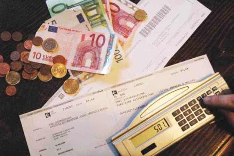 Comune di Napoli, caro bollette: bonus di 600 euro per le famiglie in difficoltà