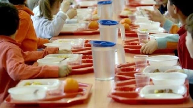 Napoli, mense dell'orrore in due scuole: insetti nei piatti dei bambini