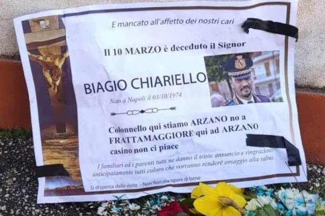 Arzano, manifesto funebre (falso) per il comandante dei vigili urbani