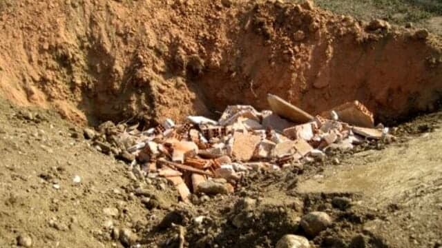 Caserta, spuntano rifiuti dal terreno a Pozzovetere: Marino ordina la rimozione