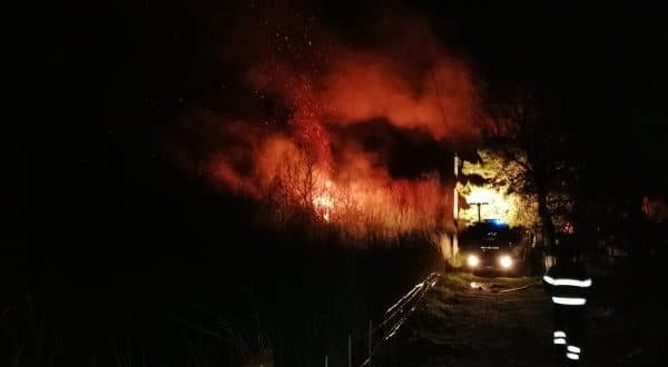 Mondragone, incendio in una casa: salvati un bambino e la sua famiglia