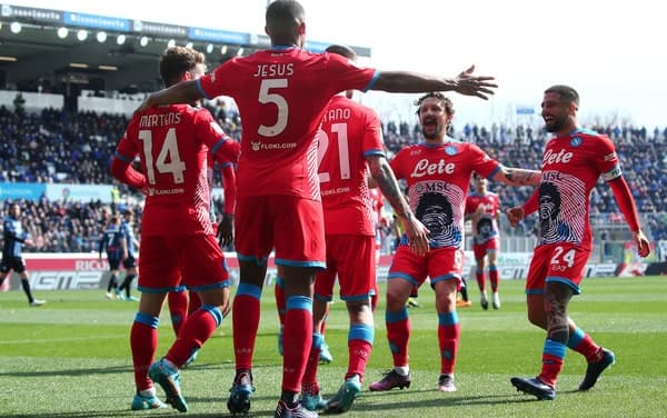 Tripletta del Napoli che batte l'Atalanta e aggancia il primo posto