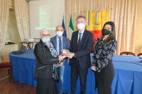 A Palazzo S.Giacomo, Manfredi e Trapanese consegnano 5 immobili ai legittimi proprietari