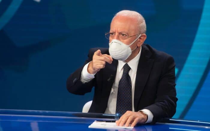 Stop mascherine al chiuso dal 1° maggio, De Luca: "Valutiamo nuova ordinanza"