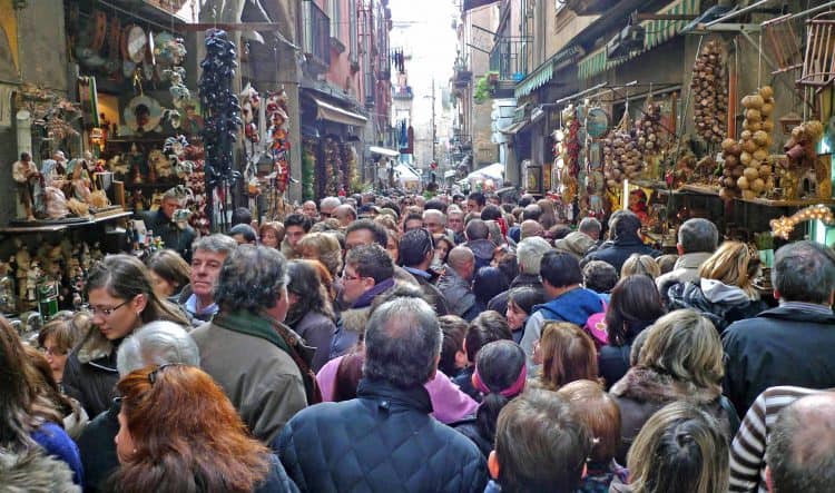 Il rovescio della medaglia della turistificazione di Napoli