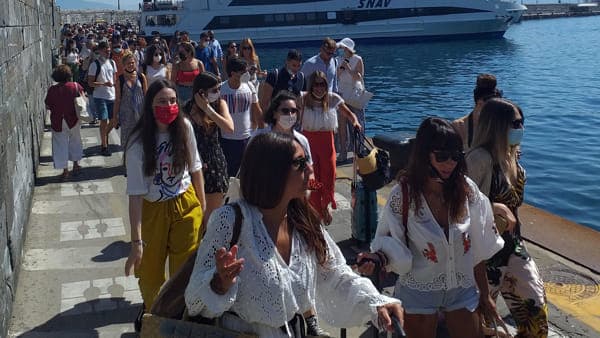 Golfo di Napoli, aliscafi e traghetti: biglietti in aumento per le isole