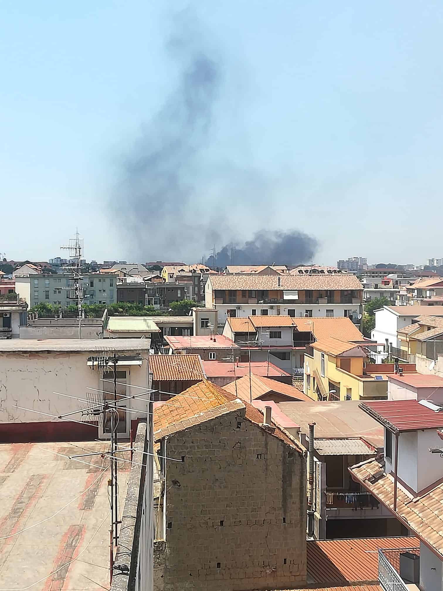 Giugliano, in fiamme stabilimento in zona ASI