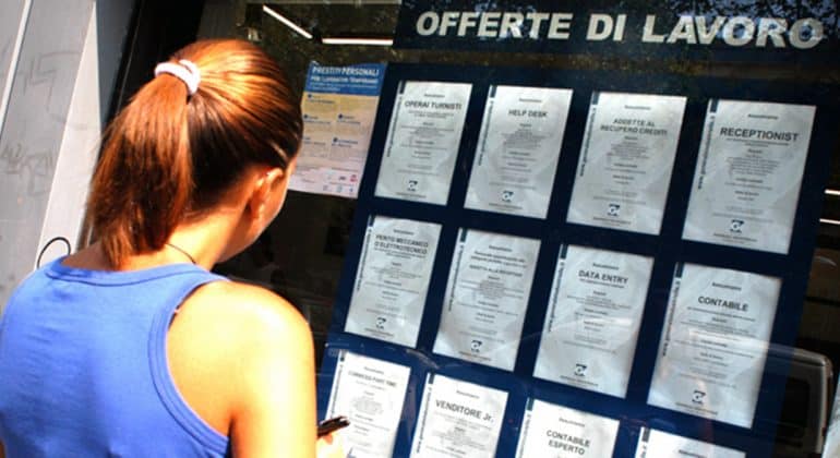 Napoli, 600 euro al mese per otto ore al giorno: polemica per un noto bar