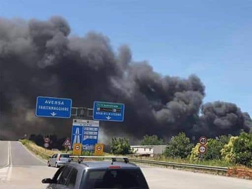 Nube nera su Marcianise e Orta di Atella: cittadini barricati in casa