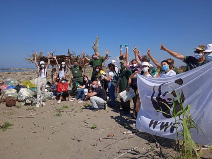 Castel Volturno: volontari WWF raccolgono la plastica sulla spiaggia