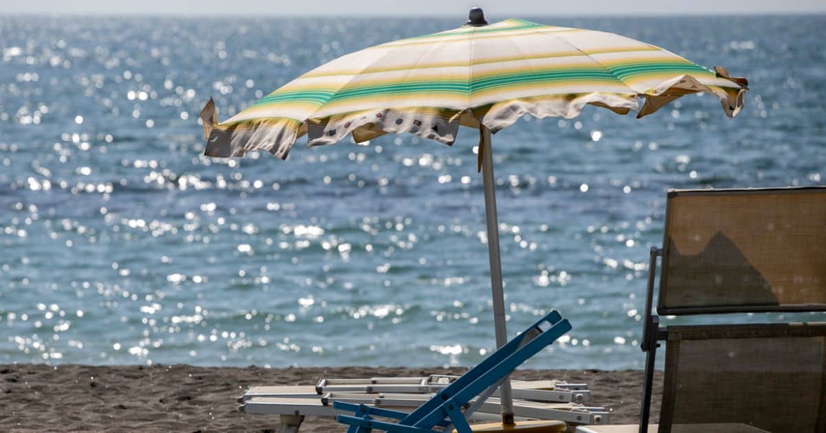 Bacoli, bagnanti perquisiti sui lidi: è scontro tra il sindaco e i gestori