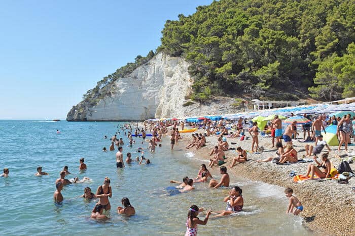 Estate 2023, in Italia è già caro lettini e ombrelloni: 20% di aumento dei prezzi