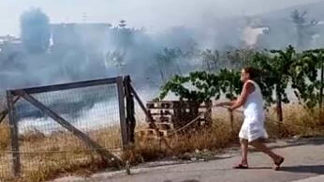 Mondragone, incendio in un terreno: aria irrespirabile